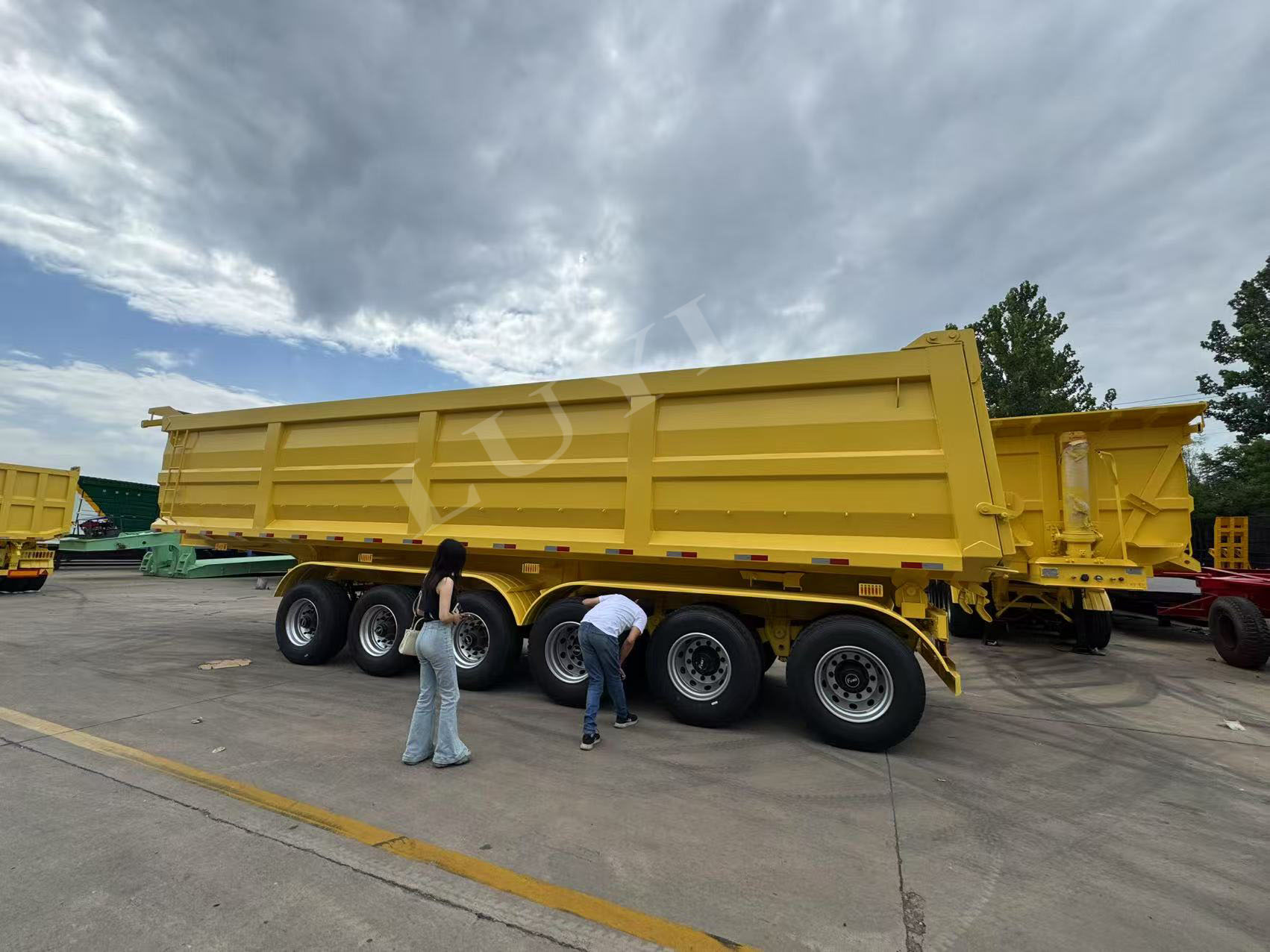 يجري العملاء السعوديون فحصًا ميدانيًا لشاحنات صهاريج الأسمنت سعة 30 مترًا مكعبًا ويتوصلون بكفاءة إلى طلب تعاون