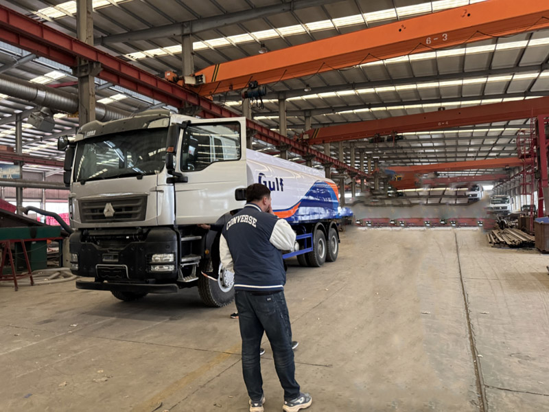 يرحب مصنع Luyi بعملاء قيرغيزستان. بعد التفتيش في الموقع، تم الانتهاء من شراء شاحنة صهريج النفط بنجاح