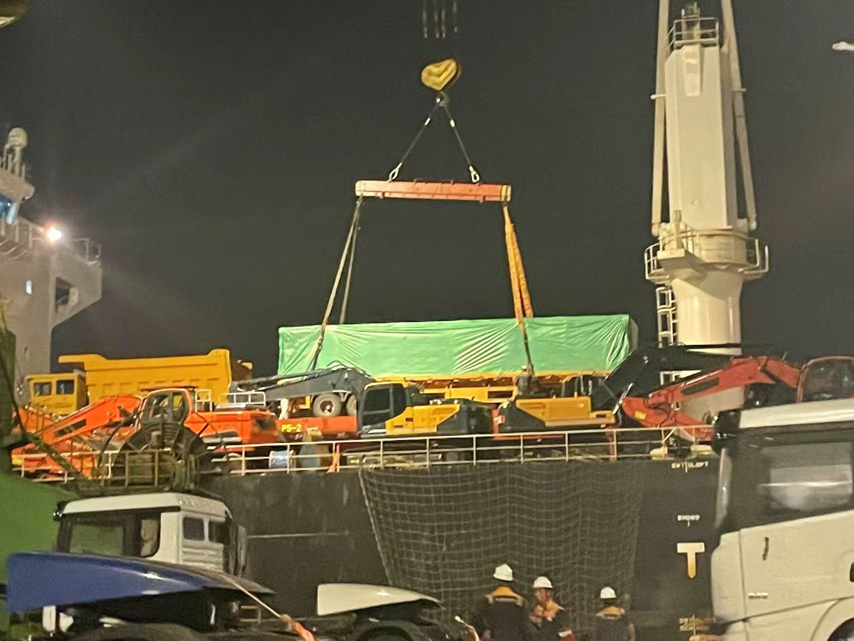 أبحر إلى غانا! تم تحميل ثلاث مقطورات مسطحة من طراز LuYi بنجاح على السفينة