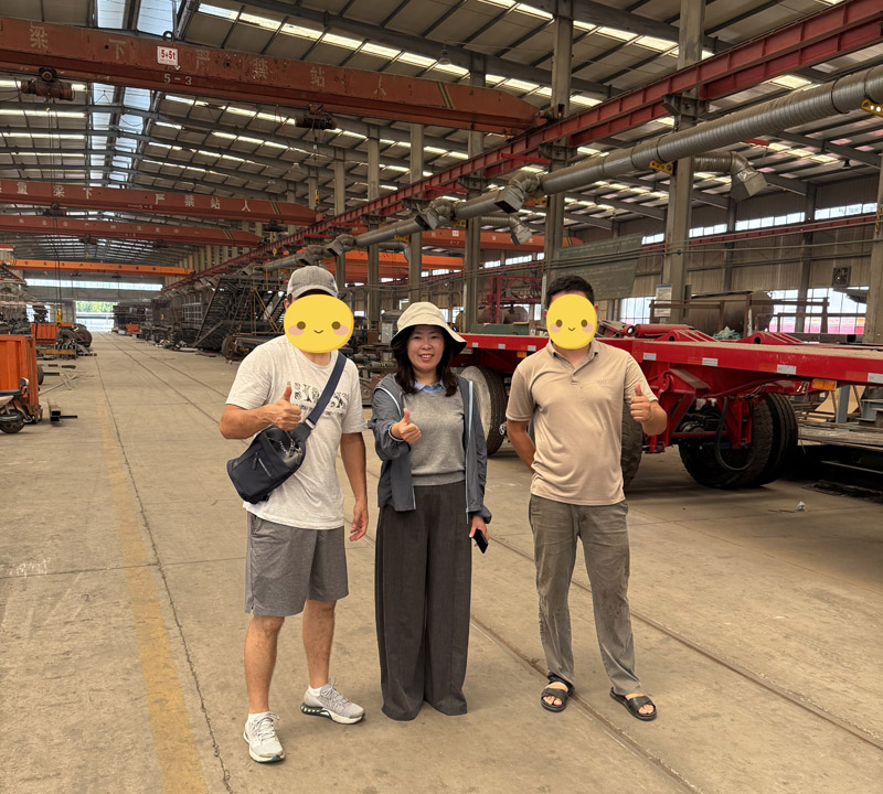 قام العملاء الكازاخستانيون بزيارة موقعية لمصنع Luyi، وتم الانتهاء من عقد نصف المقطورة المسطحة