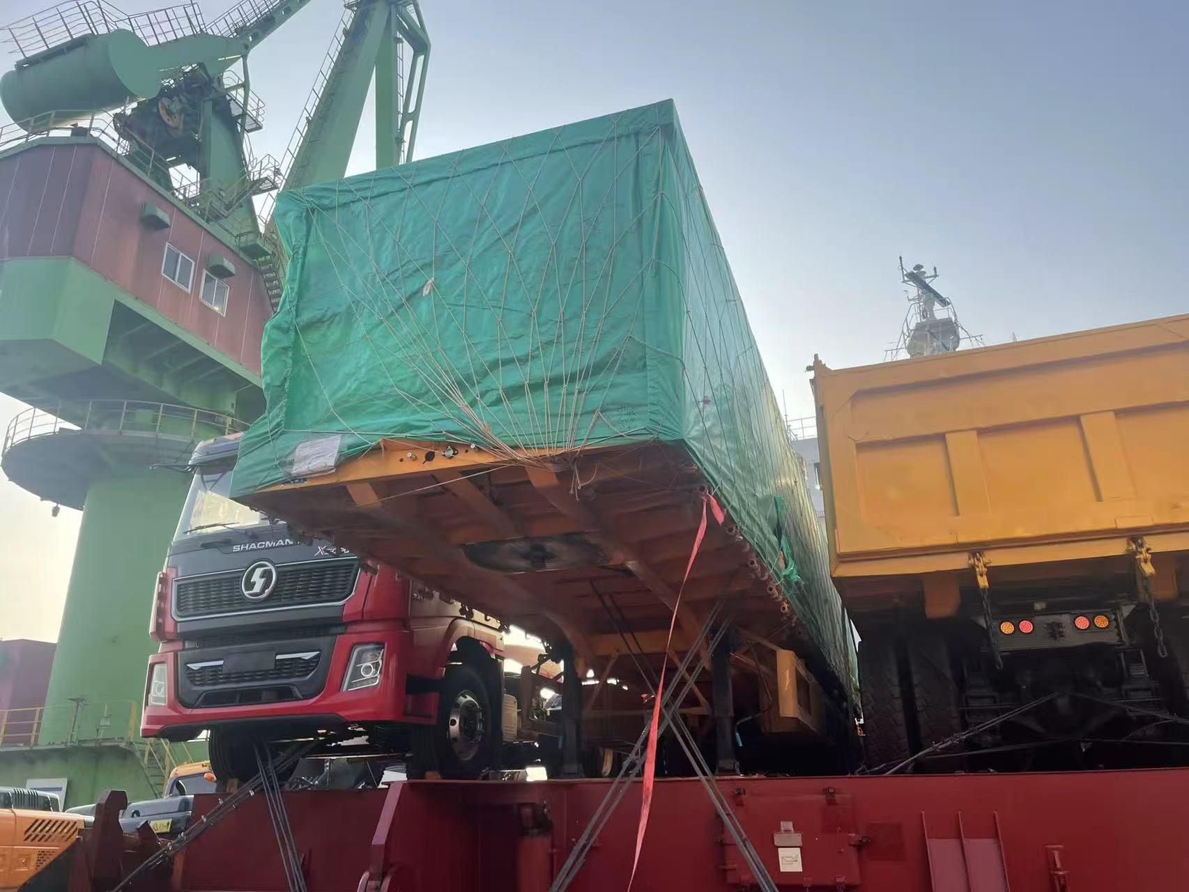 أمر جديد للنقل عبر الحدود! تبحر نصف المقطورة المسطحة Luyi ذات 3 محاور و4 أقدام إلى كازاخستان