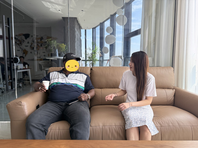 عملاء قيرغيزستان يزورون مصنع Lu Yi ويوقعون بنجاح عقدًا لشبه مقطورات مسطحة ذات أربعة محاور