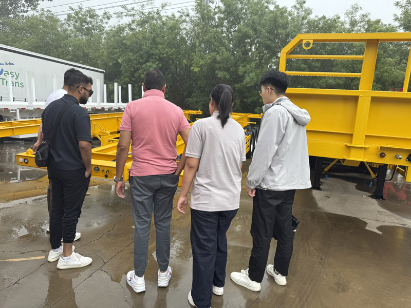 مصنع Luyi يستقبل تجارًا من جنوب إفريقيا، وشبه المقطورات المسطحة تجذب نوايا التعاون