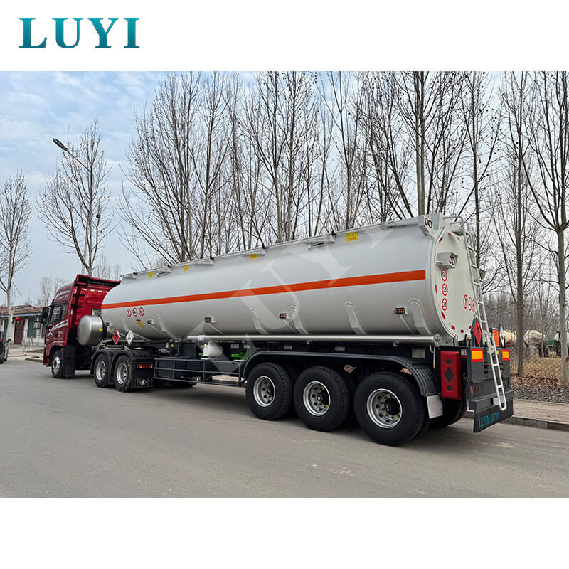 تم شحن نصف مقطورة خزان الزيت Luyi ذات 3 محاور سعة 3000 لتر إلى السنغال، مما يساعد في نقل الطاقة المحلية