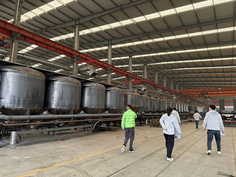 الوفد الإثيوبي يتفقد نصف مقطورات صهاريج النفط سعة 30 ألف لتر ويتفاوض على تفاصيل التعاون