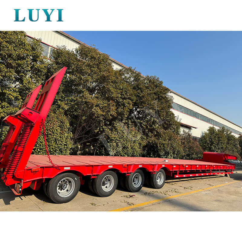 مصنع Lu Yi يرحب بالضيوف الكرام من الكاميرون! تعمل العربات نصف المقطورة منخفضة السرير ذات أربعة محاور على تأمين الطلبيات الخارجية