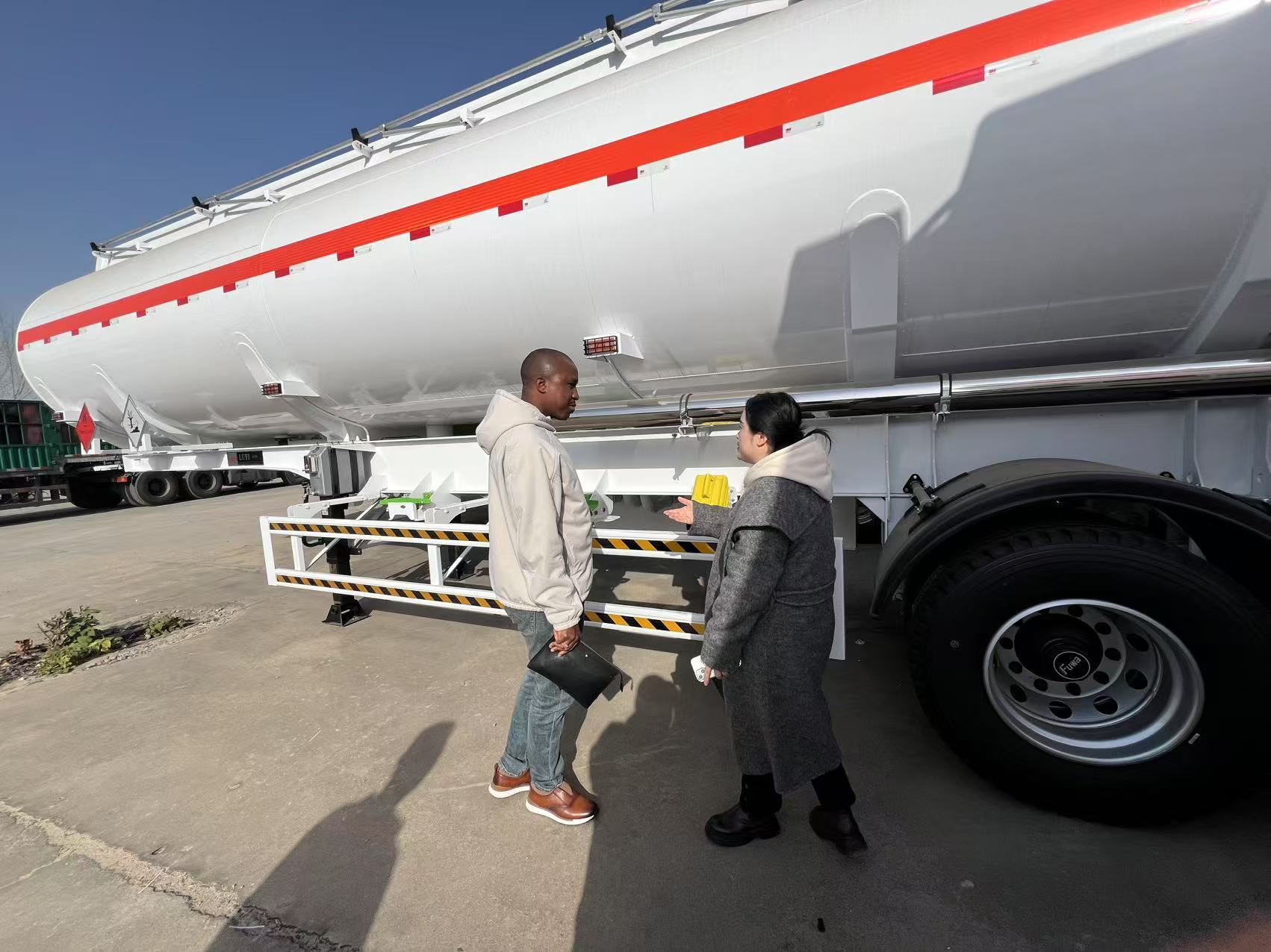 عملاء غينيا يزورون قاعدة التصنيع LUYI، ويشاهدون إنتاج نصف المقطورة 40T بشكل مباشر