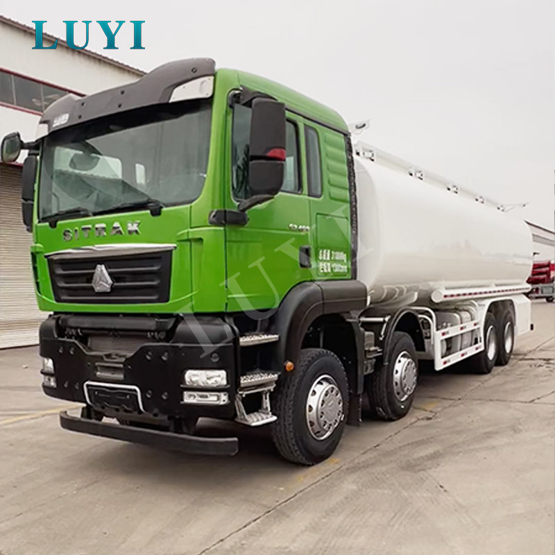 دليل شراء شاحنة صهريج الوقود Sinotruk SITRAK 8×4 30000L لمشاريع التزود بالوقود بالديزل والبنزين والمتنقلة