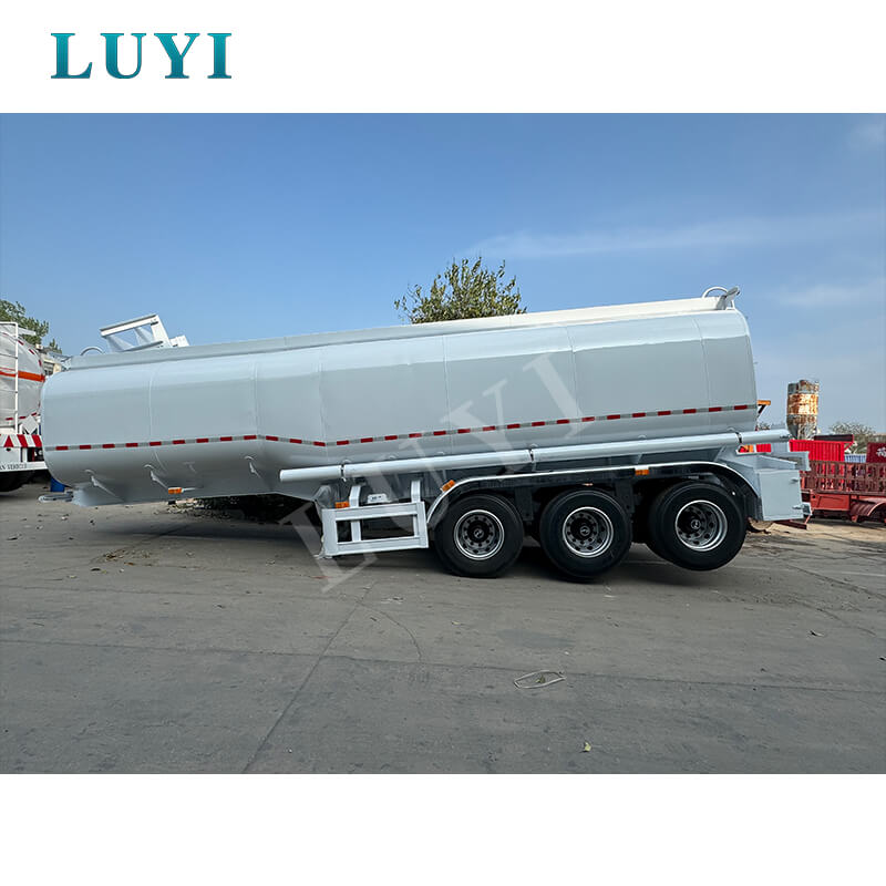 شاحنة صهريج زيت من الفولاذ الكربوني ذات 3 محاور سعة 40.000 لتر لنقل الديزل والبنزين شاحنة صهريج زيت من الفولاذ الكربوني ذات 3 محاور سعة 40.000 لتر لنقل الديزل والبنزين