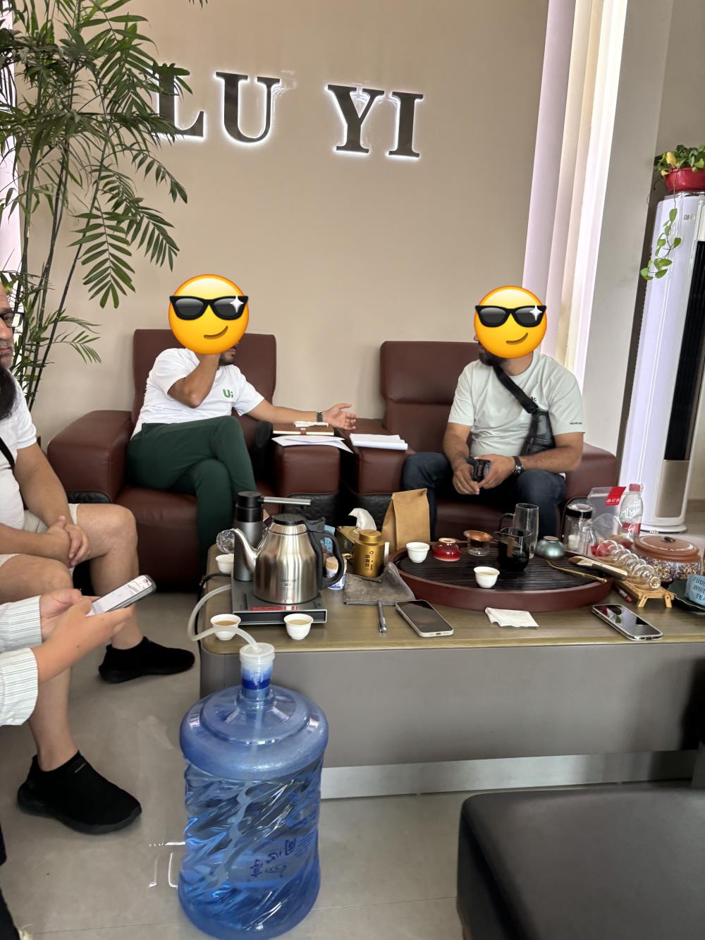 من زيارة المصنع إلى توسيع الأسطول: كيف فازت شركة LUYI بطلبية نصف مقطورة لناقلة أسمنت في المملكة العربية السعودية