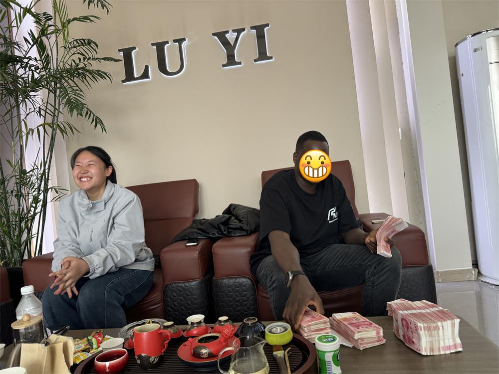 كيف ساعدت شركة Luyi Auto أحد عملاء جمهورية الكونغو الديمقراطية على تحسين نقل الخامات الثقيلة باستخدام نصف مقطورات مخصصة ذات جدار جانبي