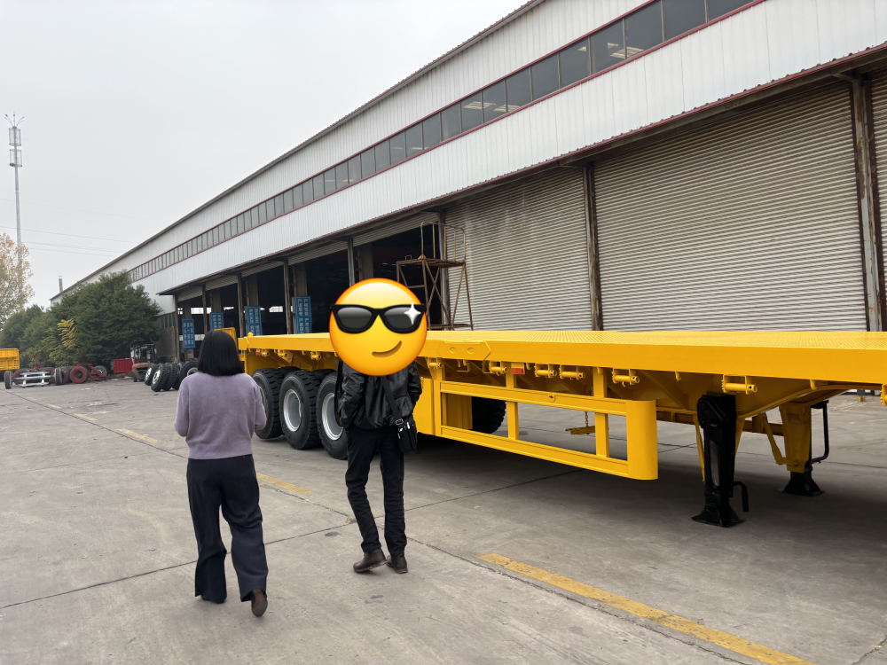 كيف ساعدت شركة LUYI AUTO شركة لوجستية جزائرية على تحسين كفاءة نقل المعدات الثقيلة من خلال 8 مقطورات Lowboy ثلاثية المحاور مخصصة