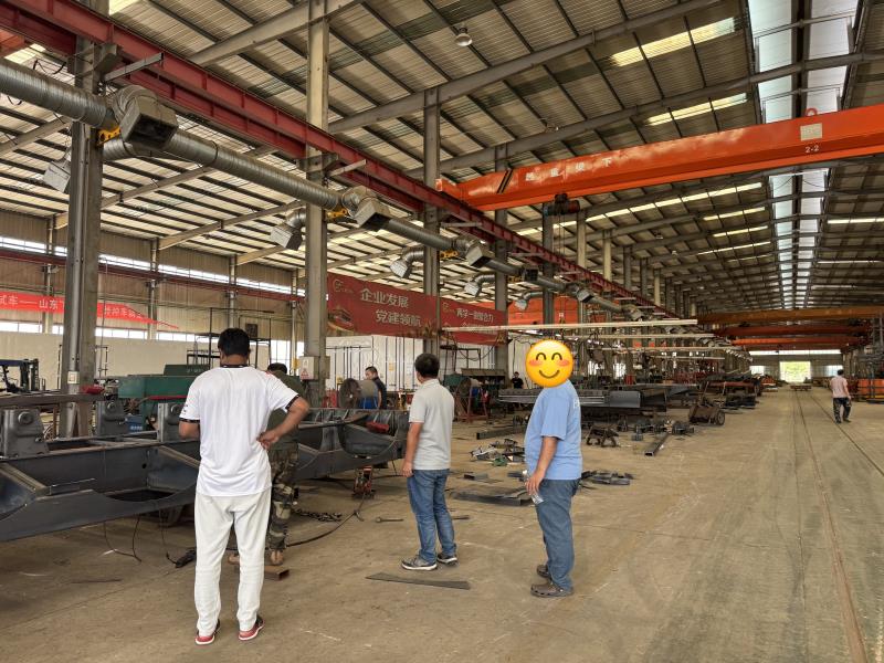 كيف ساعدت مقطورات التفريغ ذات المحاور الأربعة من شركة Luyi Auto عملاء النقل السائب في قيرغيزستان على التعامل مع الطرق الجبلية والتفريغ بشكل أسرع