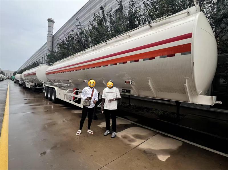 كيف ساعدت LUYI عميل لوجستيات الوقود في موزمبيق على تحسين التسليم الإقليمي الآمن من خلال نصف مقطورتين مخصصتين للخزان
