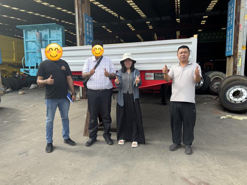 عميل كازاخستان للخدمات اللوجستية يزور شركة Luyi Auto ويطلب 3 نصف مقطورات مخصصة ذات جدار جانبي ثنائي المحور