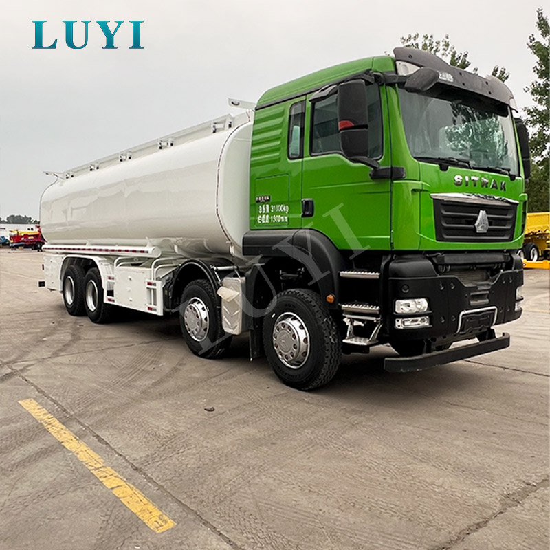 ساينو تراك SITRAK 8 × 4 30000L شاحنة صهريج وقود من الصلب الكربوني